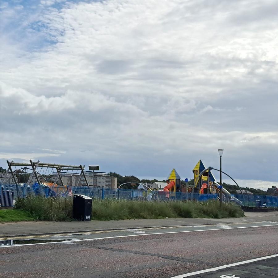 Maze Beach Getaway Lägenhet Ayr Exteriör bild