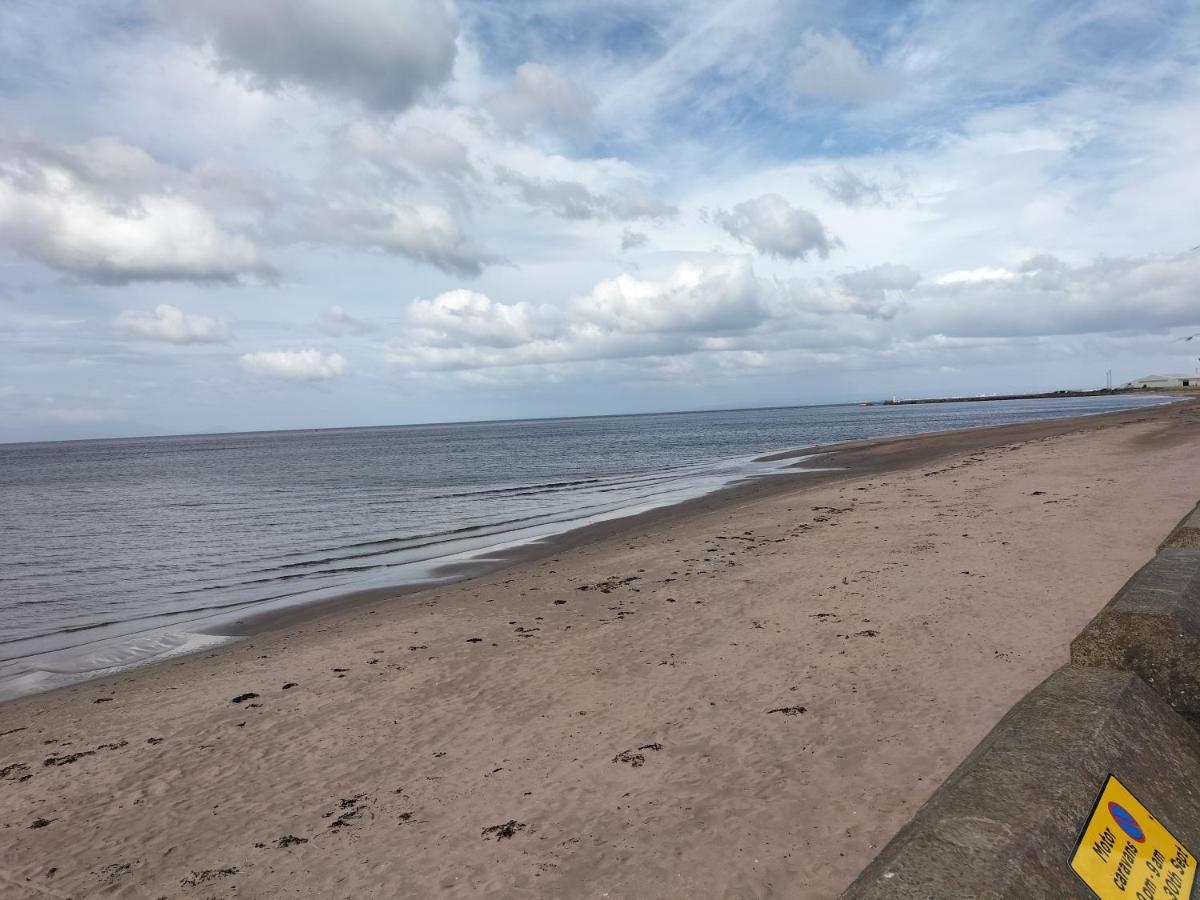 Maze Beach Getaway Lägenhet Ayr Exteriör bild