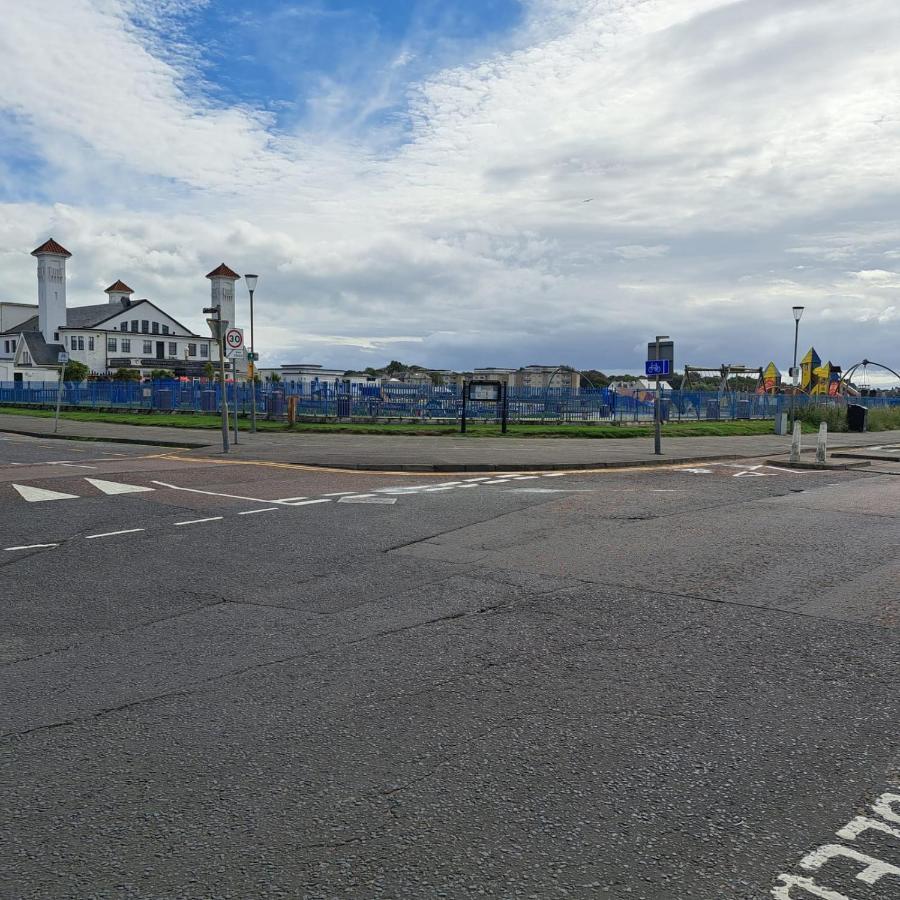 Maze Beach Getaway Lägenhet Ayr Exteriör bild